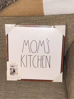 NWT RAE DUNN ‘MOM’S KITCHEN’ black/white wall art plaque home decor accent
